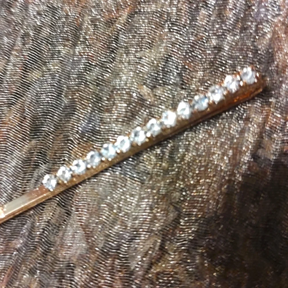 🔸💎🔸NWOT Sparkling Brilliant Petite Round Cut Rhinestone & Gold Clasp Barrette